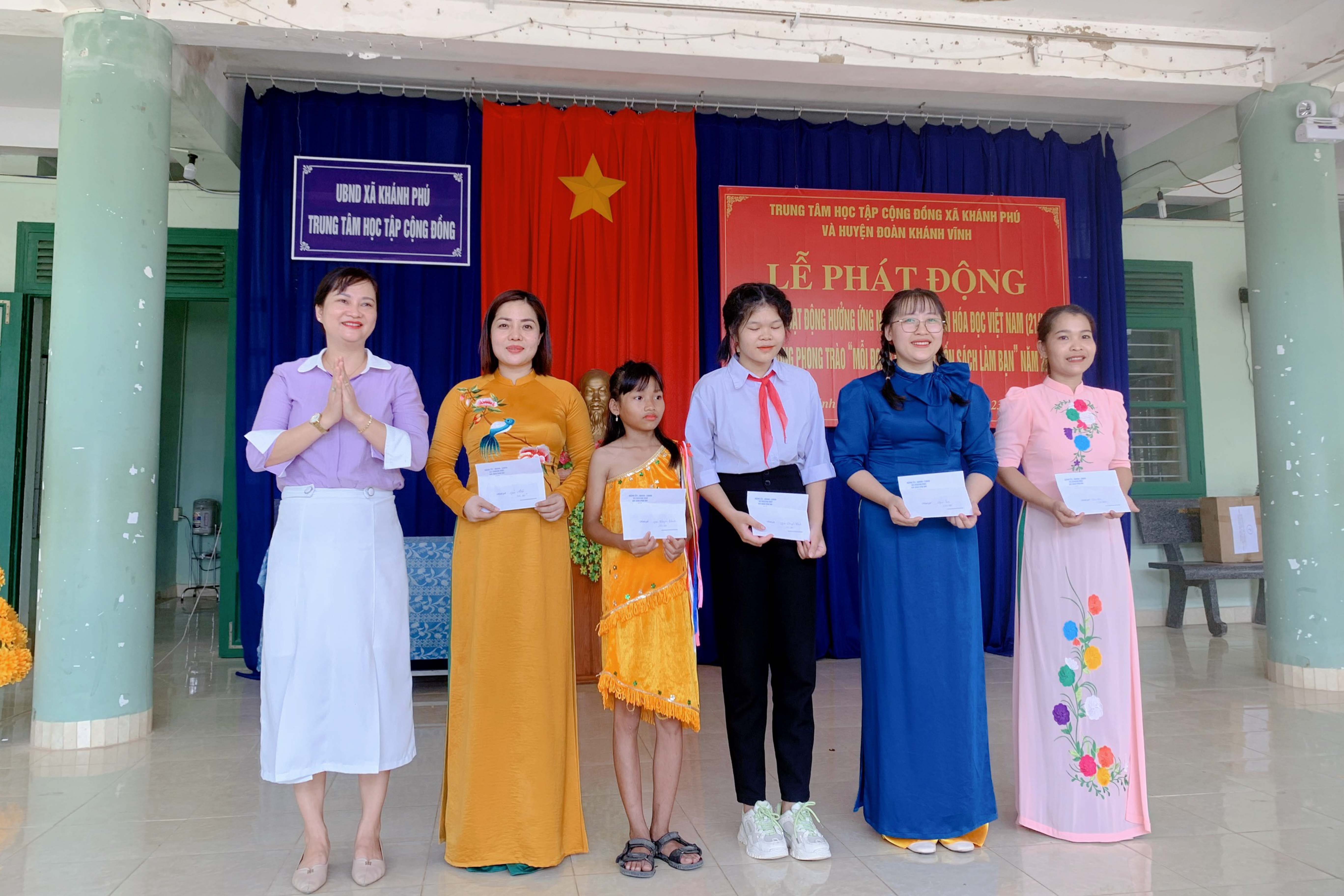 Ban tổ chức trao giải cho các giáo viên, học sinh tham gia thi giới thiệu cuốn sách “Giới thiệu lịch sử cách mạng xã Khánh Phú”