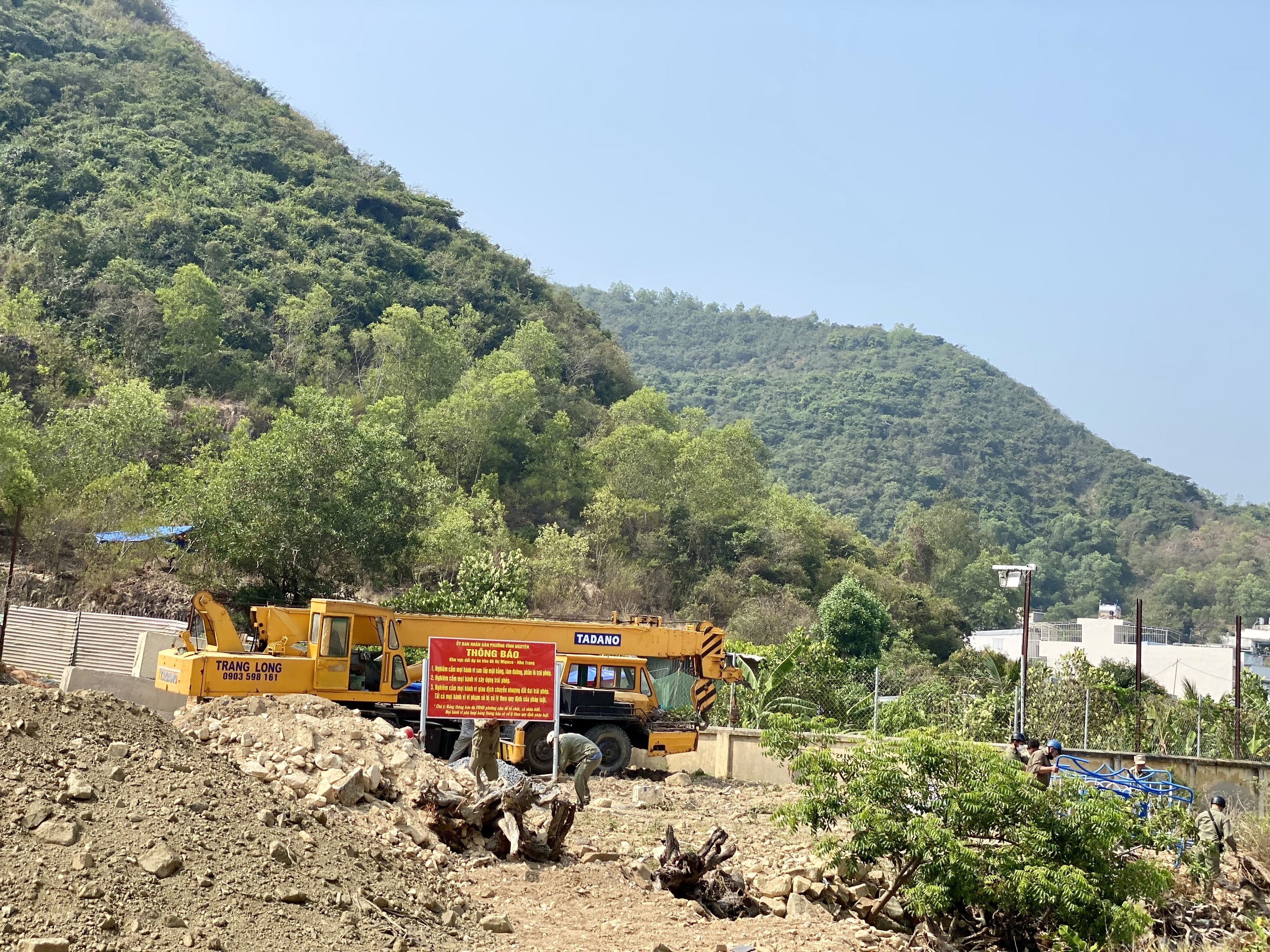 Lực lượng chức năng phường Vĩnh Nguyên đã tiến hành dựng bảng thông báo mới sau khi bảng thông báo cũ bị phá