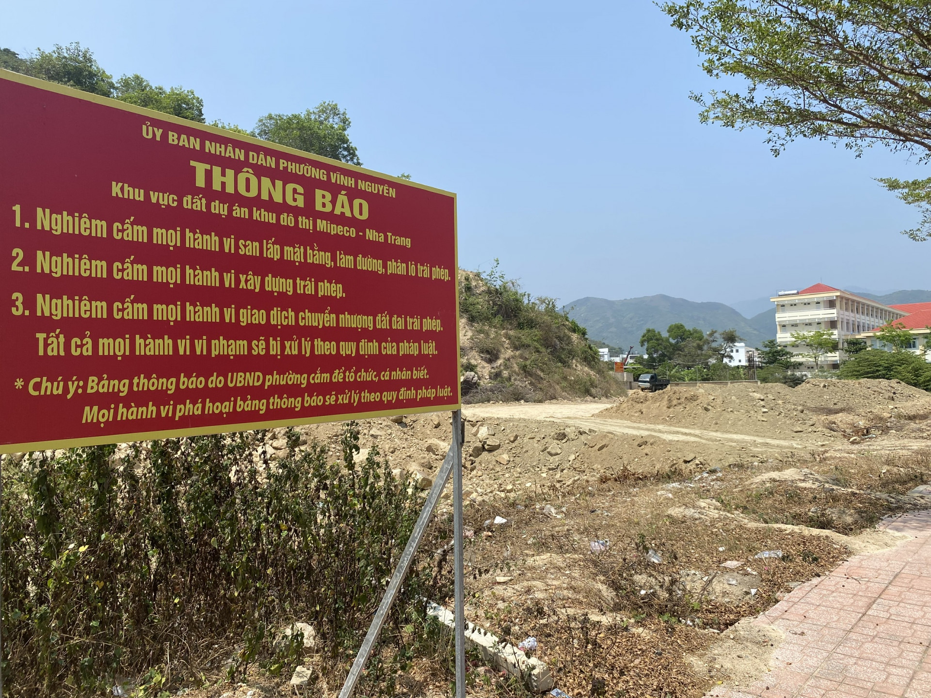Bảng thông báo mới của UBND phường Vĩnh Nguyên được dựng lên sau nhiều lần bị phá.