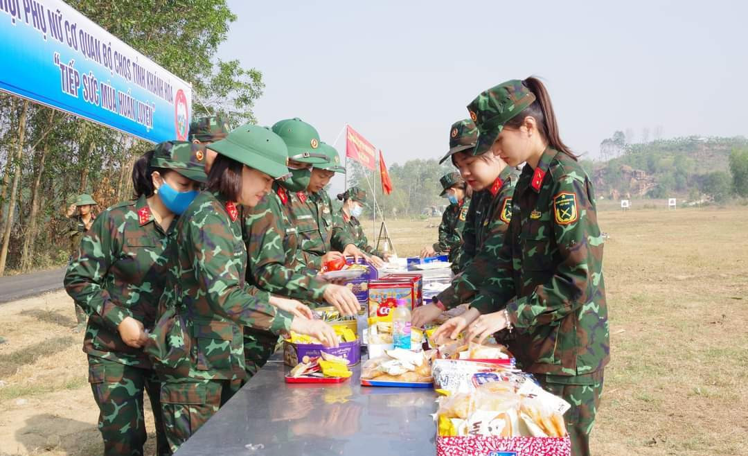 Các cán bộ, hội viên phụ nữ chuẩn bị bánh và đồ uống giải khát cho chiến sĩ.