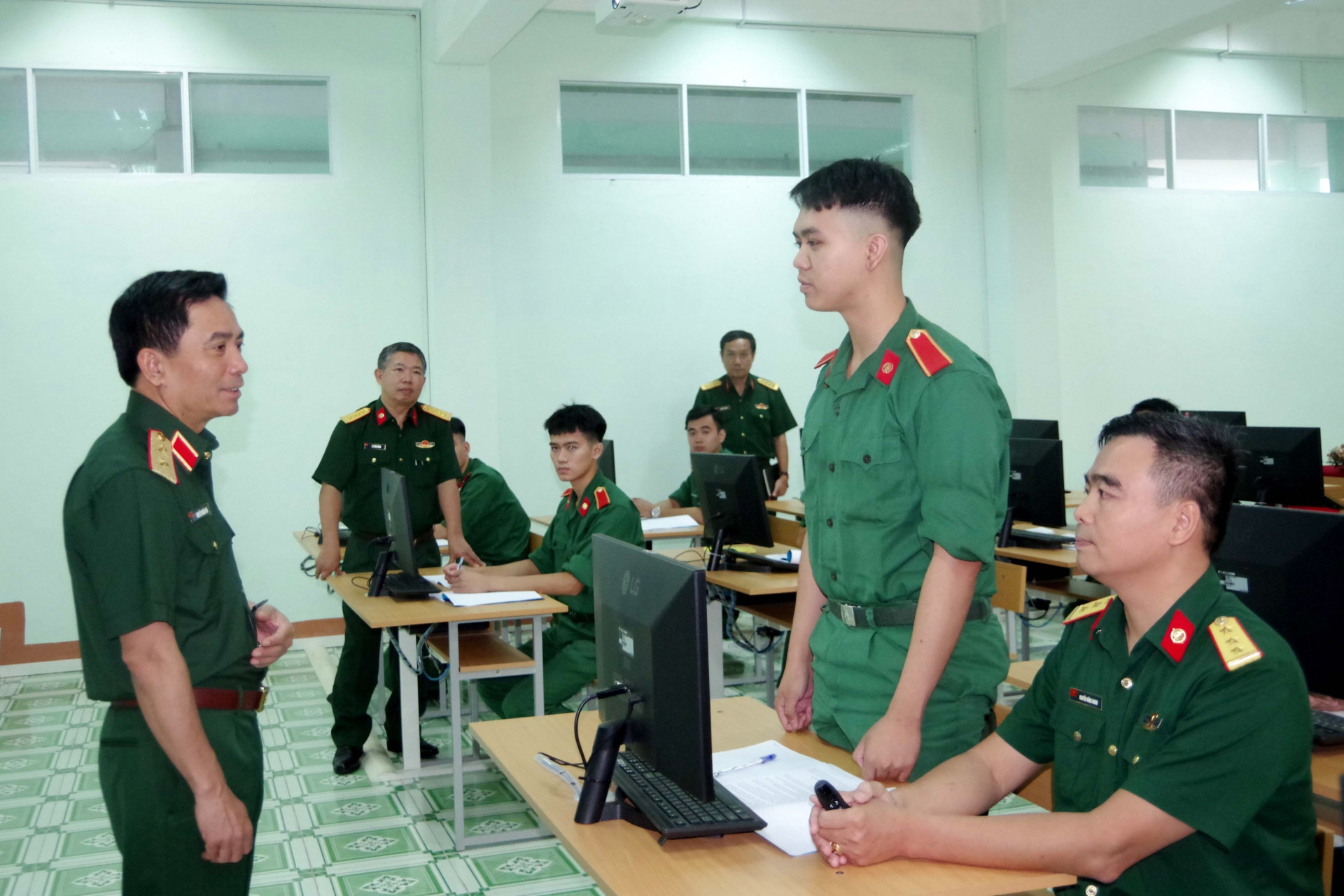 Trung tướng Nguyễn Doãn Anh kiểm tra huấn luyện chuyên ngành thông tin