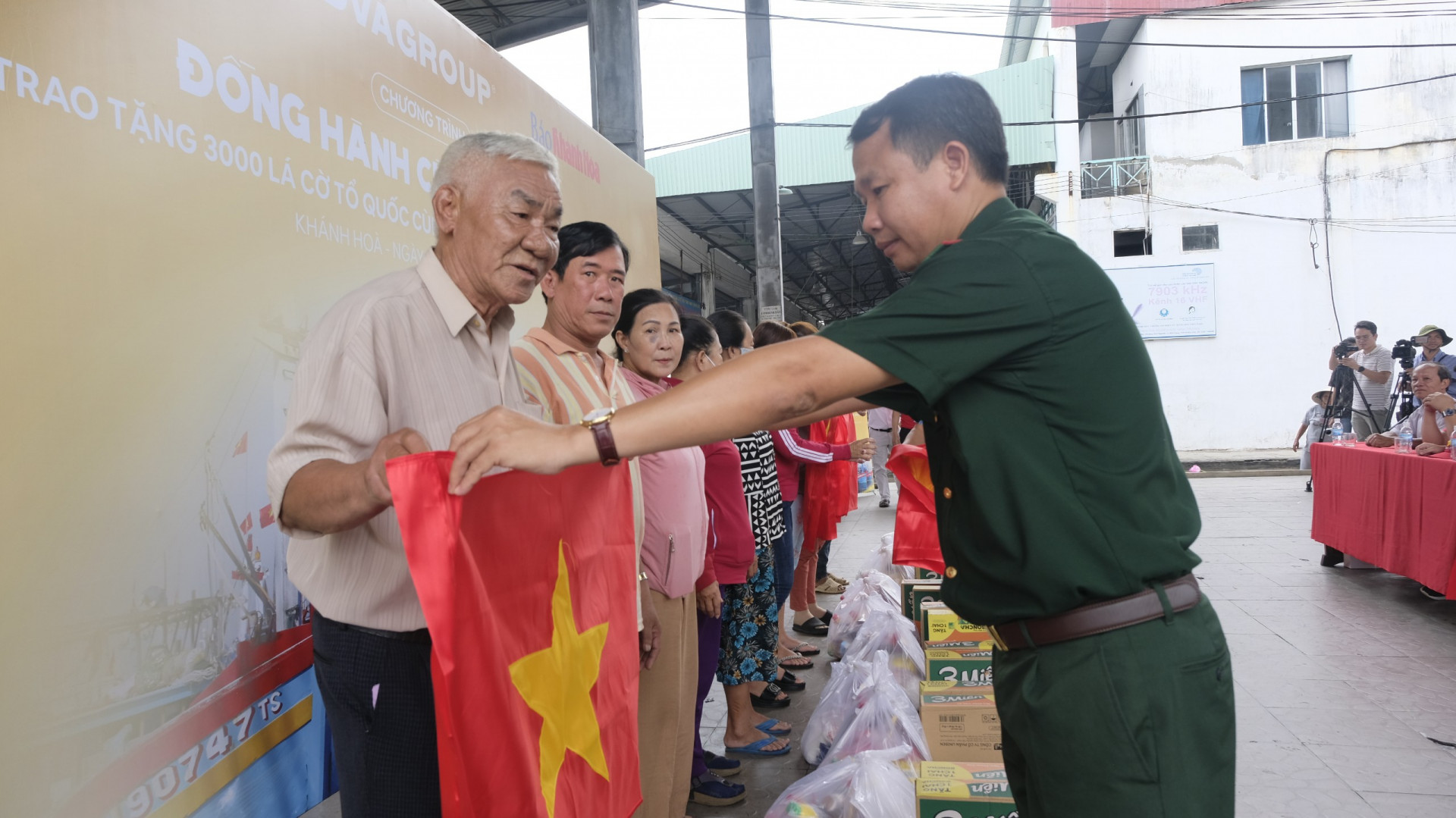 Lãnh đạo Đồn Biên phòng Cửa khẩu Cảng Nha Trang trao quà cho ngư dân