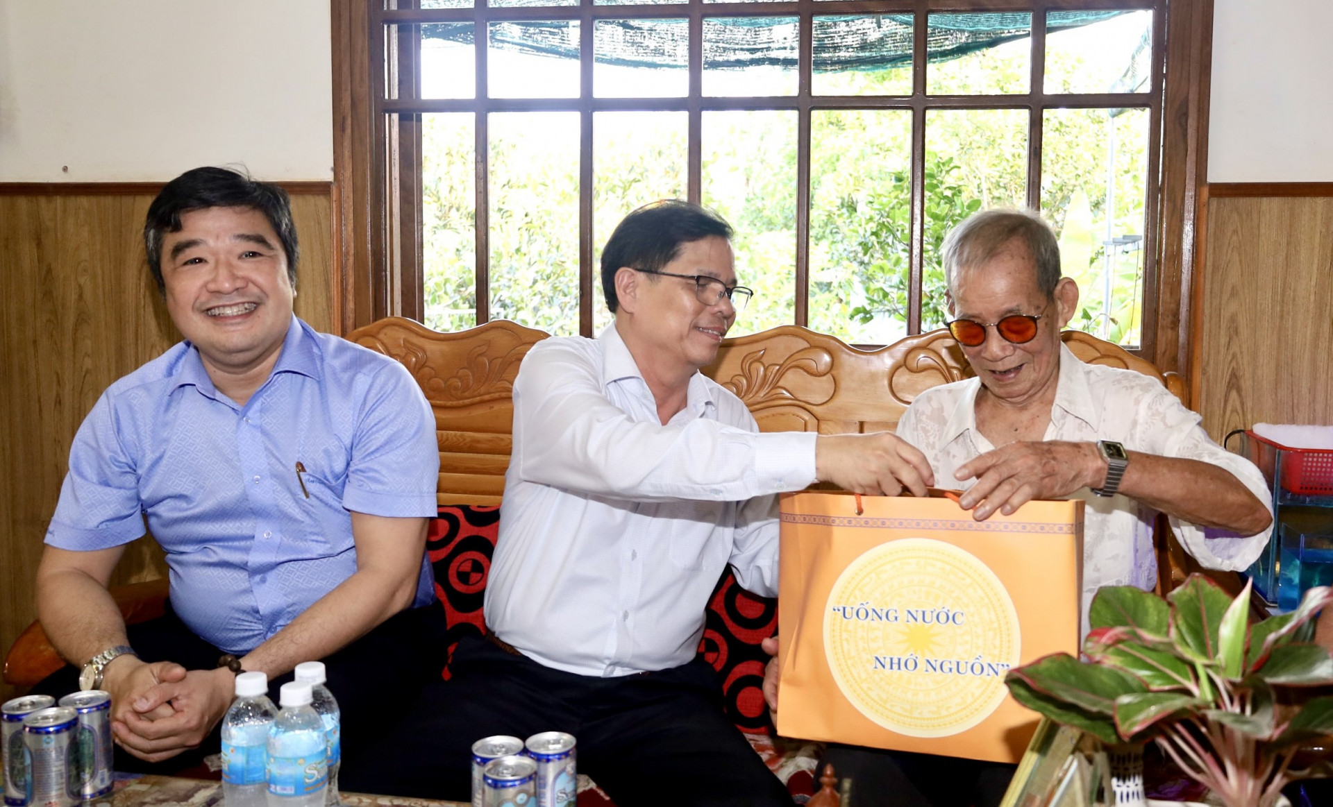 Đồng chí Nguyễn Tân Tuân thăm hỏi, tặng quà cho ông Nguyễn Văn Triết.