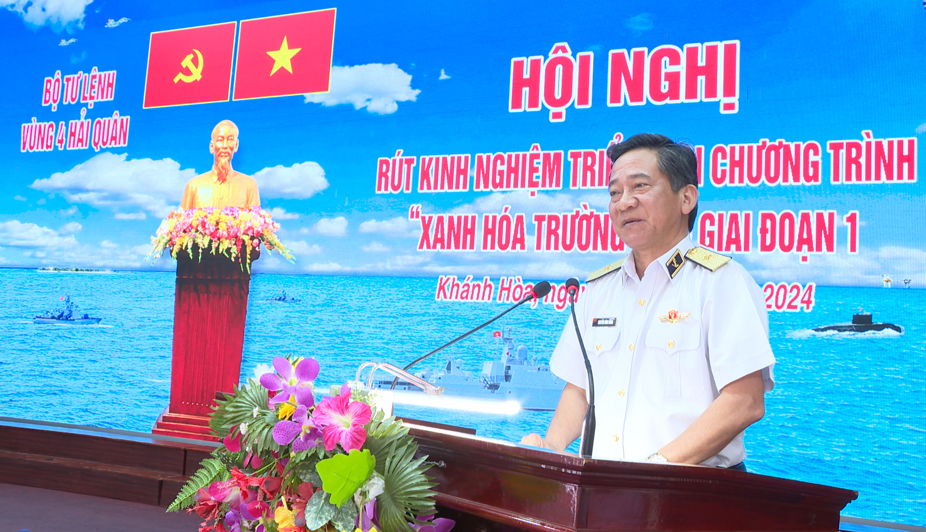 Chuẩn Đô đốc Nguyễn Đình Hùng - Ủy viên Đảng ủy, Phó Tư lệnh Quân Chủng Hải quân dự và phát biểu chỉ đạo tại hội nghị.