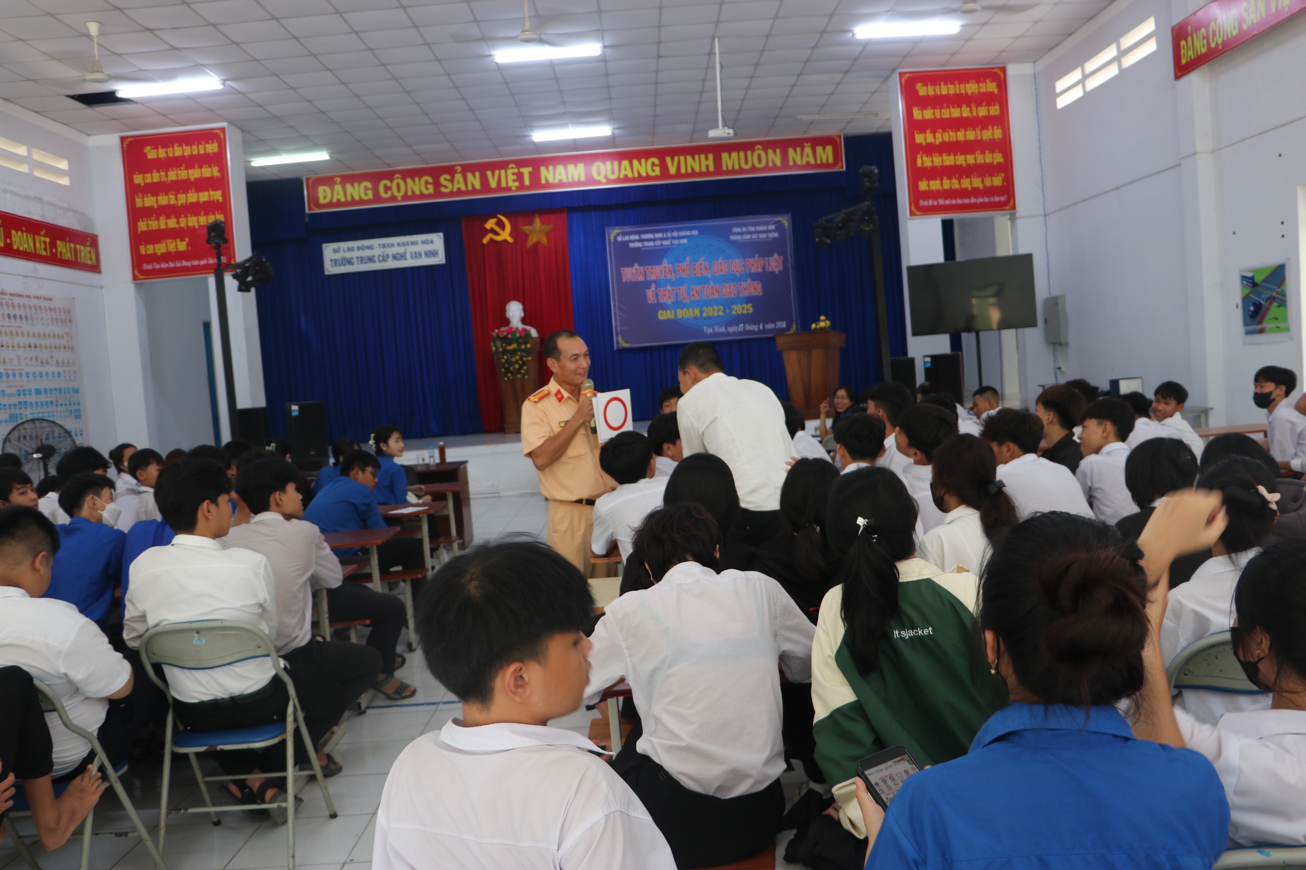 Tuyên truyền an toàn giao thông cho khoảng 700 học sinh các trung cấp nghề