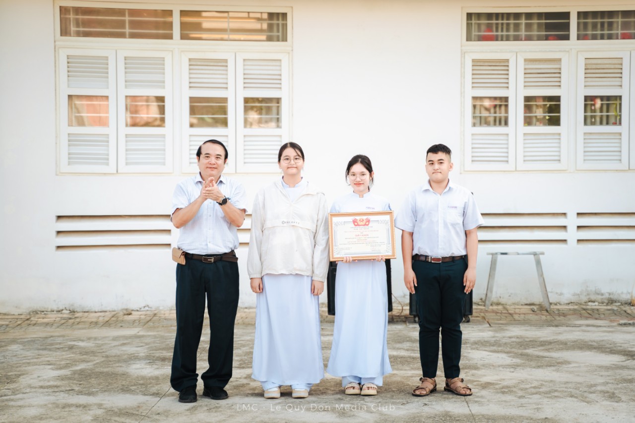 Thầy Nguyễn Thọ Minh Quang - Hiệu trưởng nhà trường trao giấy khen cho đội tuyển Lịch sử lớp 11. 