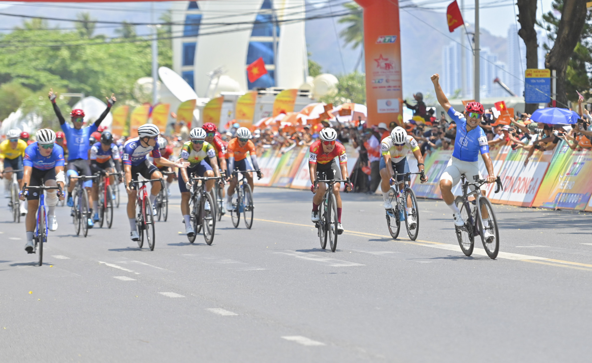 Các tay đua đến Nha Trang trong sự chào đón của khán giả phố biển.
