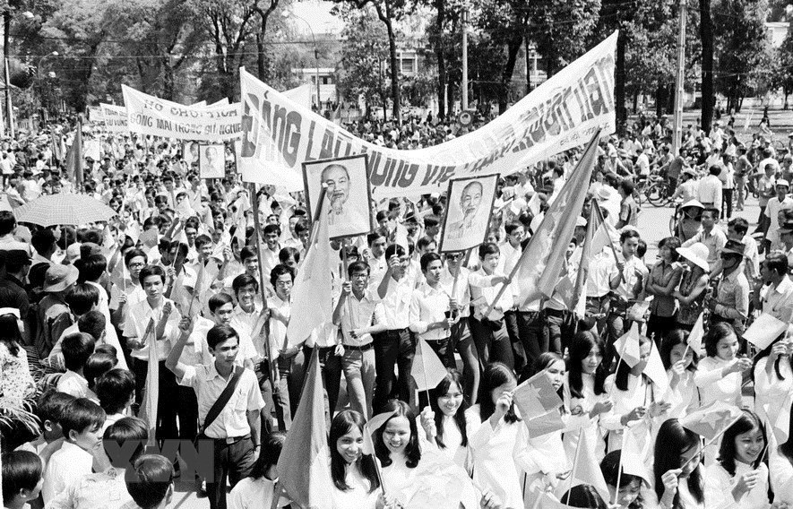 Nhân dân Sài Gòn vui mừng ngày giải phóng miền Nam, thống nhất đất nước. (Ảnh tư liệu)
