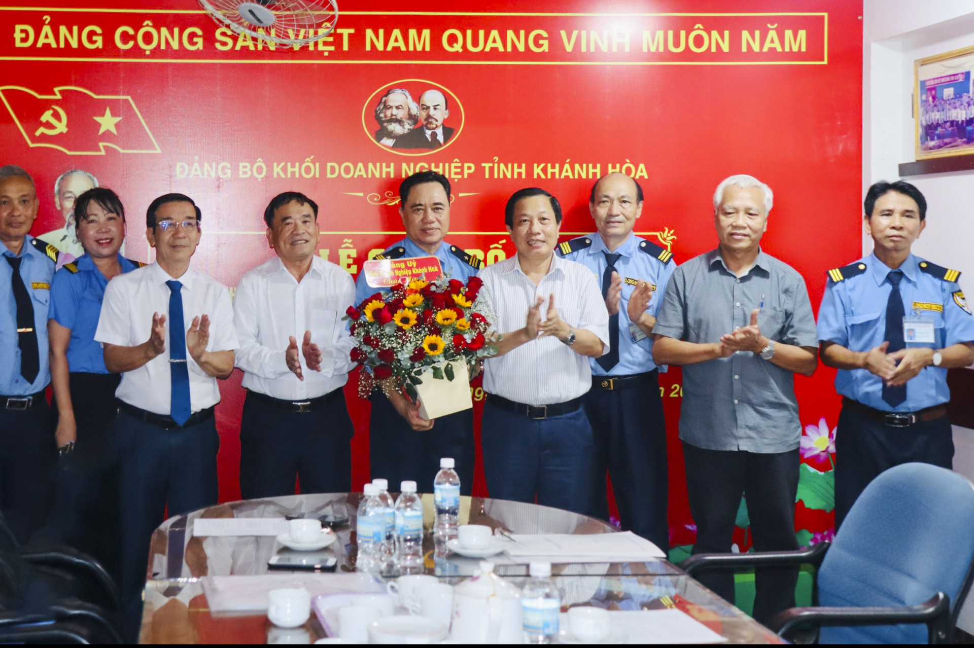
Phó Bí thư Tỉnh ủy Hà Quốc Trị và ông Nguyễn Thế Sinh trao quyết định thành lập Chi bộ Công ty Cổ phần Dịch vụ Bảo vệ Long Sơn
