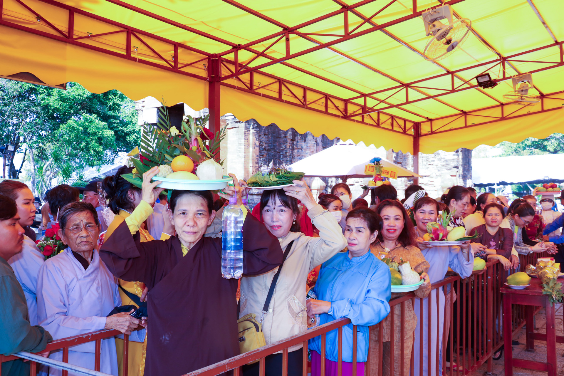 People with offerings waiting to express their gratitude to Holy Mother Thien Y A Na 

