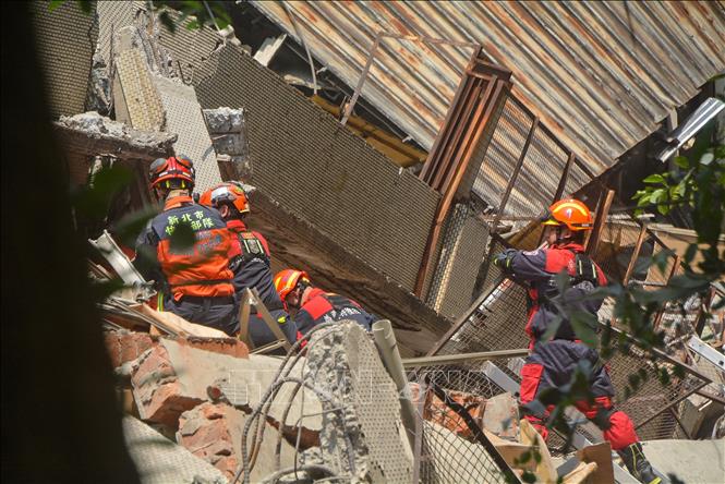 Lực lượng cứu hộ tìm kiếm nạn nhân trong đống đổ nát sau động đất tại Đài Loan (Trung Quốc) ngày 3/4/2024. Ảnh: AFP/TTXVN

