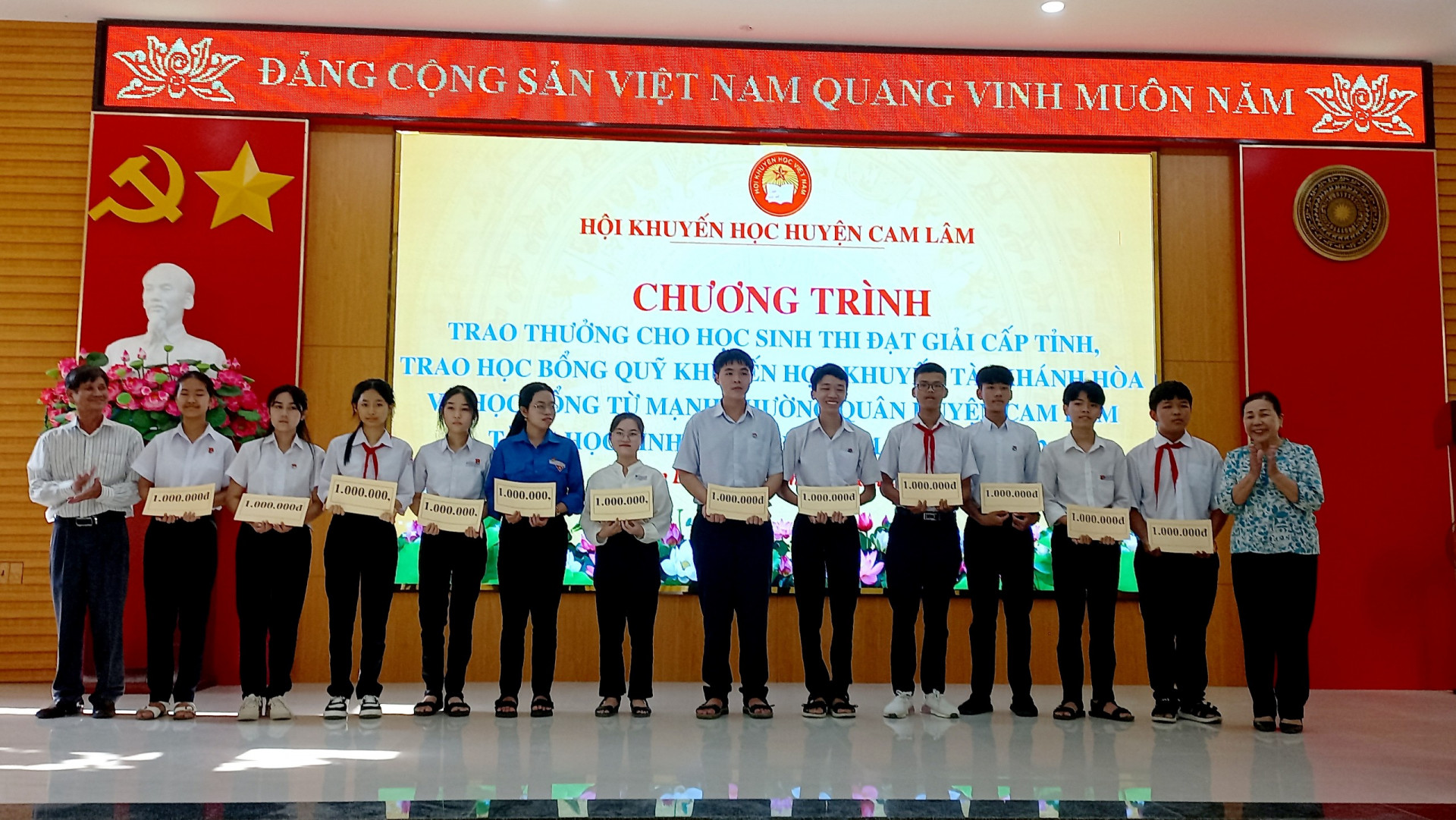 Các học sinh nhận học bổng. 