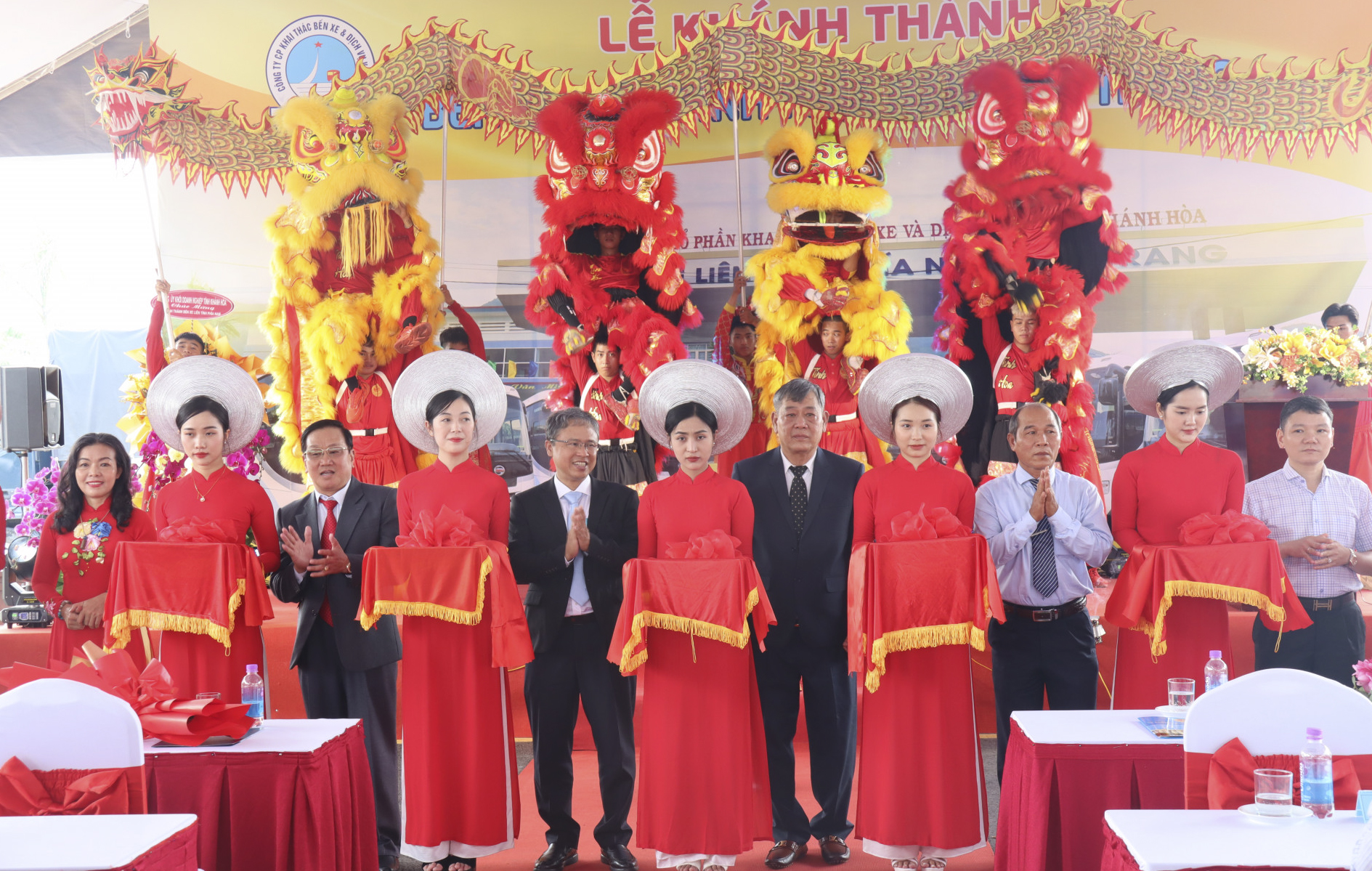 Ông Trần Hòa Nam cùng lãnh đạo Sở Giao thông vận tải cắt băng khánh thành Bến xe liên tỉnh phía Nam.