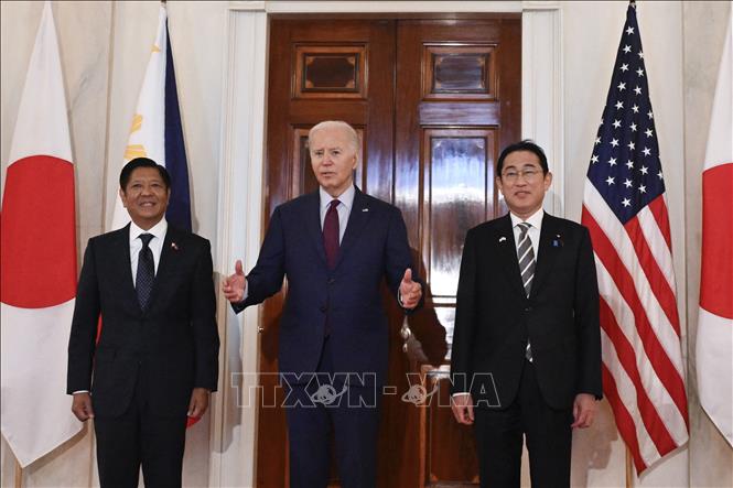 Tổng thống Mỹ Joe Biden (giữa), Thủ tướng Nhật Bản Fumio Kishida (phải) và Tổng thống Philippines Ferdinan Marcos Jr tại cuộc gặp ở Washington DC., Mỹ, ngày 11/4/2024. Ảnh: AFP/TTXVN
