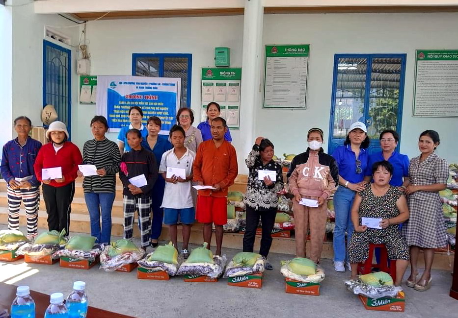 Trao quà cho phụ nữ và trẻ em khó khăn ở huyện Khánh Vĩnh