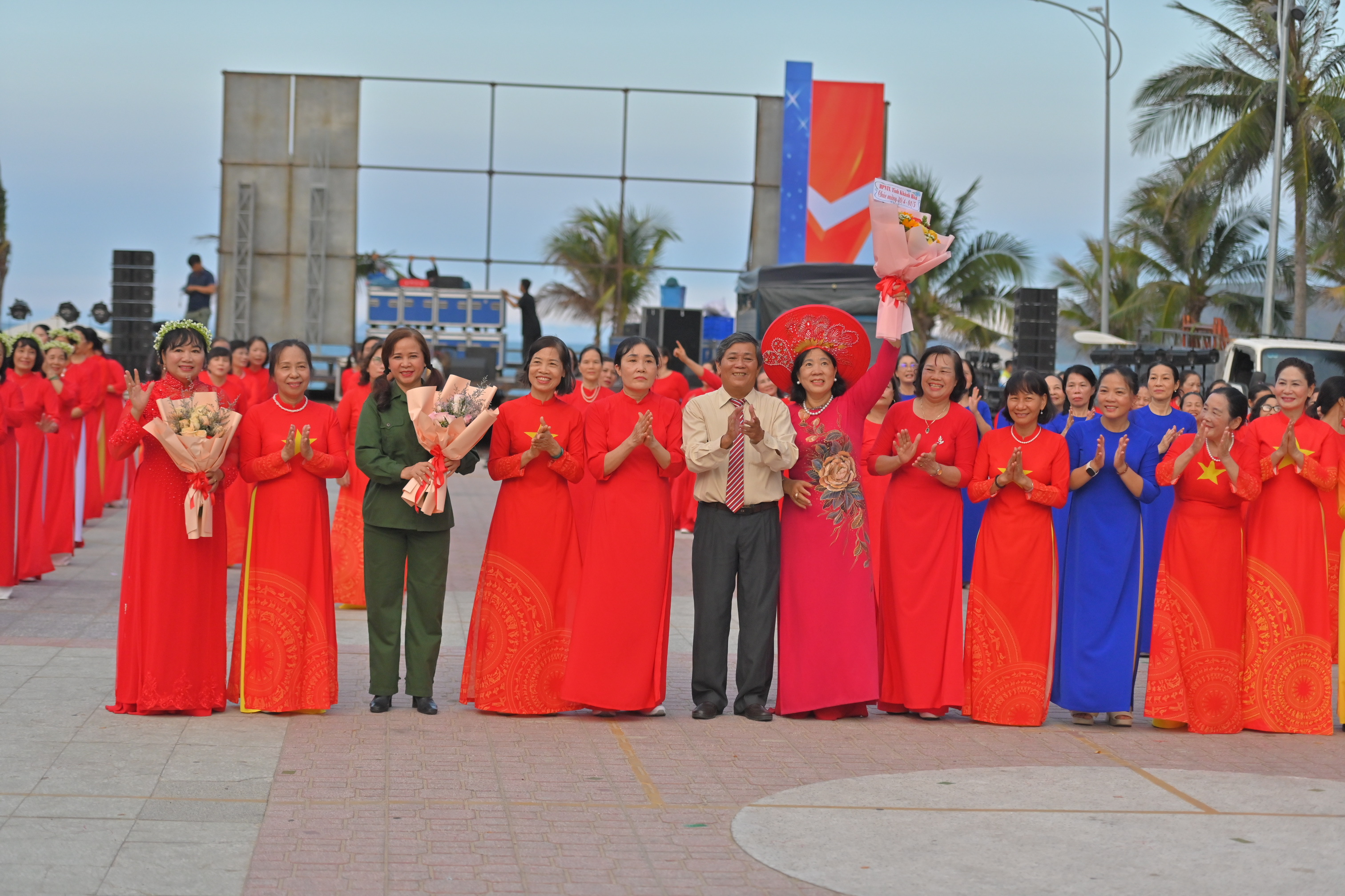 Hơn 200 người tham gia đồng diễn dân vũ