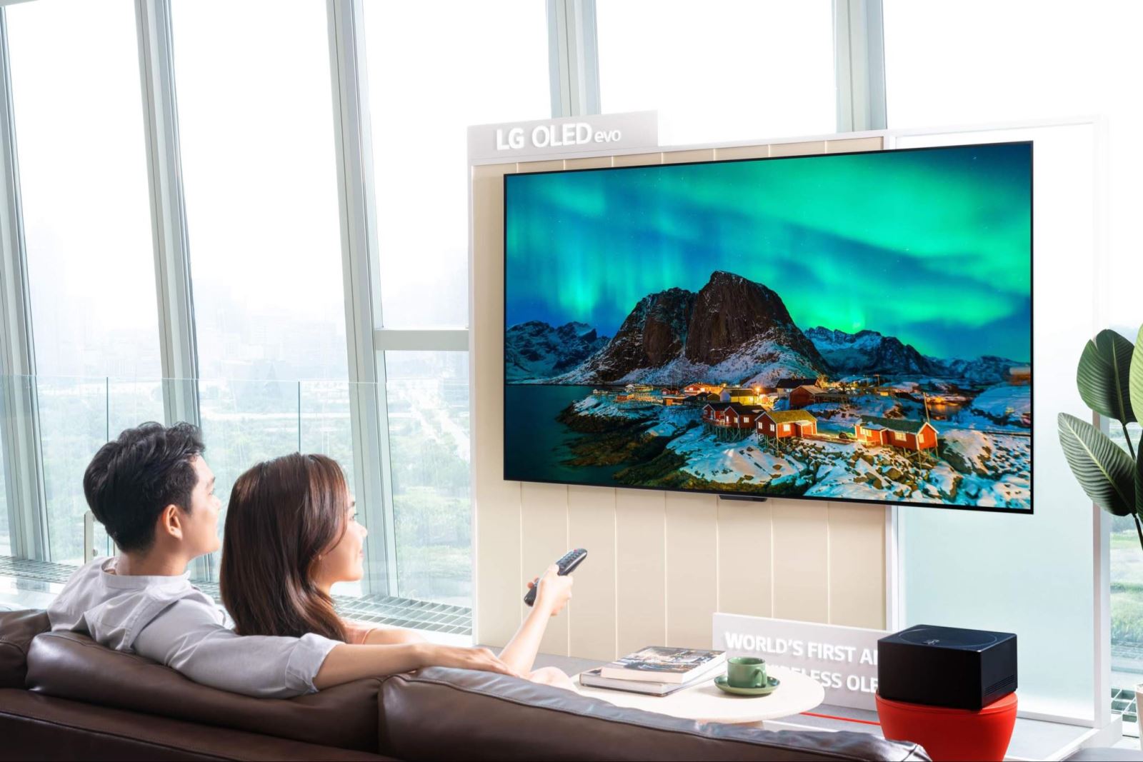 Với sự xuất hiện của hộp điều khiển không dây Zero Connect Box, LG OLED evo M4 được xem là cuộc cách mạng. 