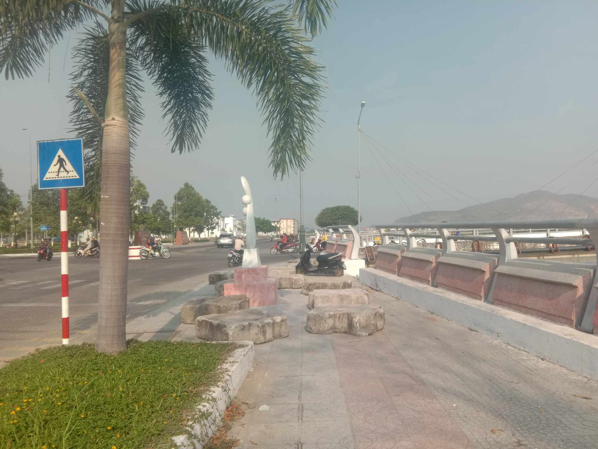 Bê tông chắn lối đi bộ