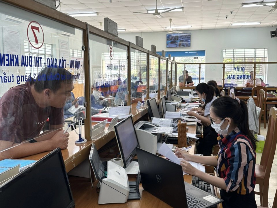 Giải quyết thủ tục hành chính tại bộ phận một cửa UBND TP. Cam Ranh.
