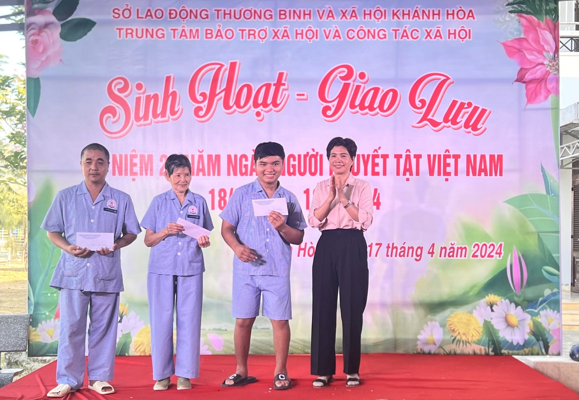 Bà Đặng Thị Thuỷ Tiên – Giám đốc Trung tâm Bảo trợ xã hội và Công tác xã hội tỉnh trao quà cho đối tượng người khuyết tật.