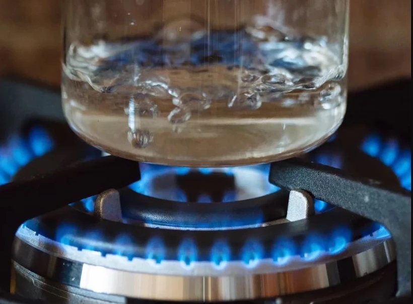 Phát hiện cách loại bỏ tới 80% hạt vi nhựa trong nước uống hàng ngày