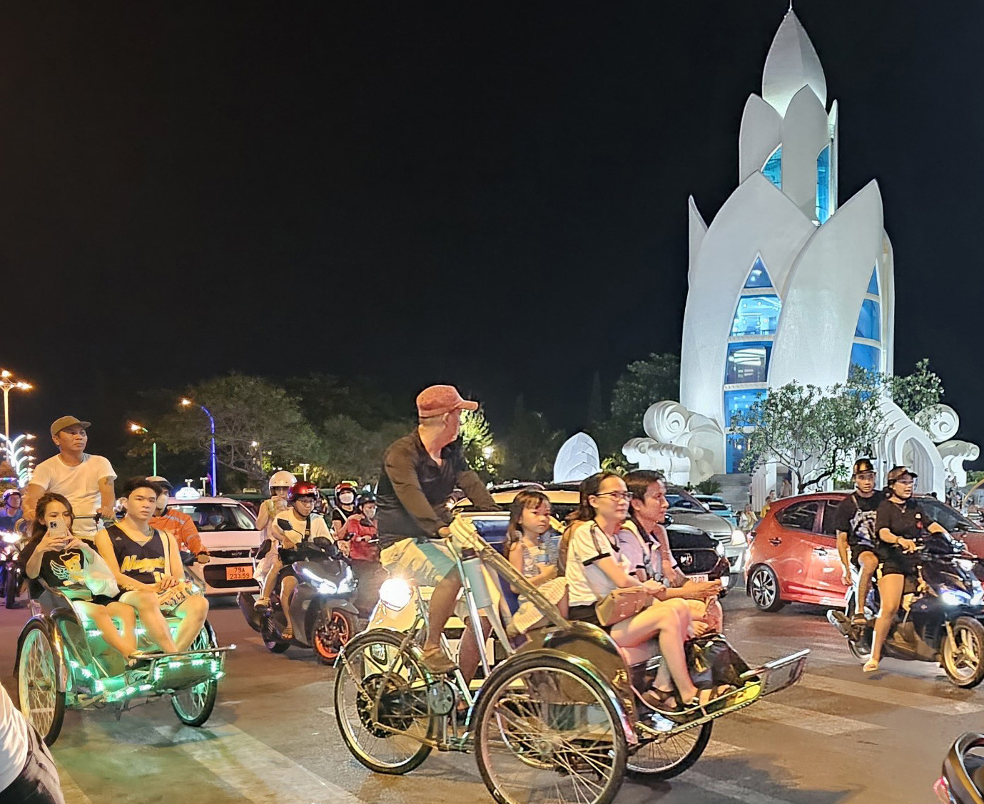 Nhộn nhịp đêm Nha Trang dịp lễ