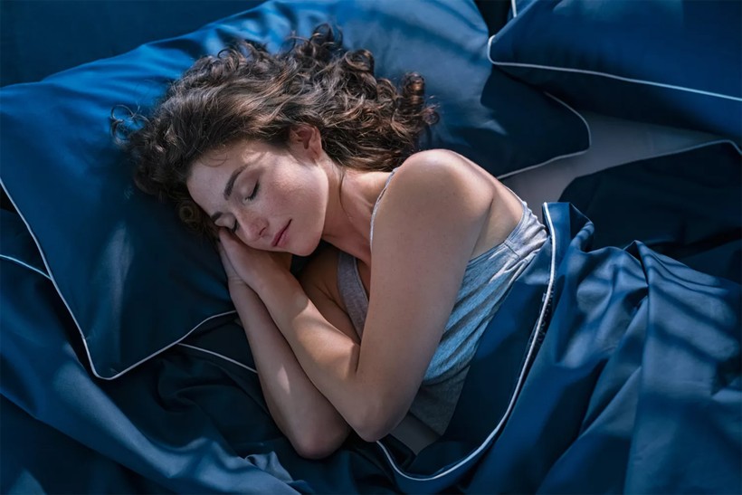 Ngủ nghiêng hoặc nằm sấp cũng có thể giúp giảm nguy cơ ngưng thở khi ngủ. (Ảnh: ITN)