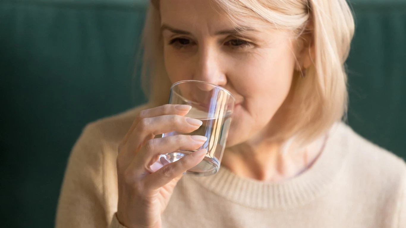 Uống nhiều nước có thể giúp hạn chế cảm giác đói, nhờ đó kiểm soát lượng calo nạp vào từ các bữa chính và phụ.