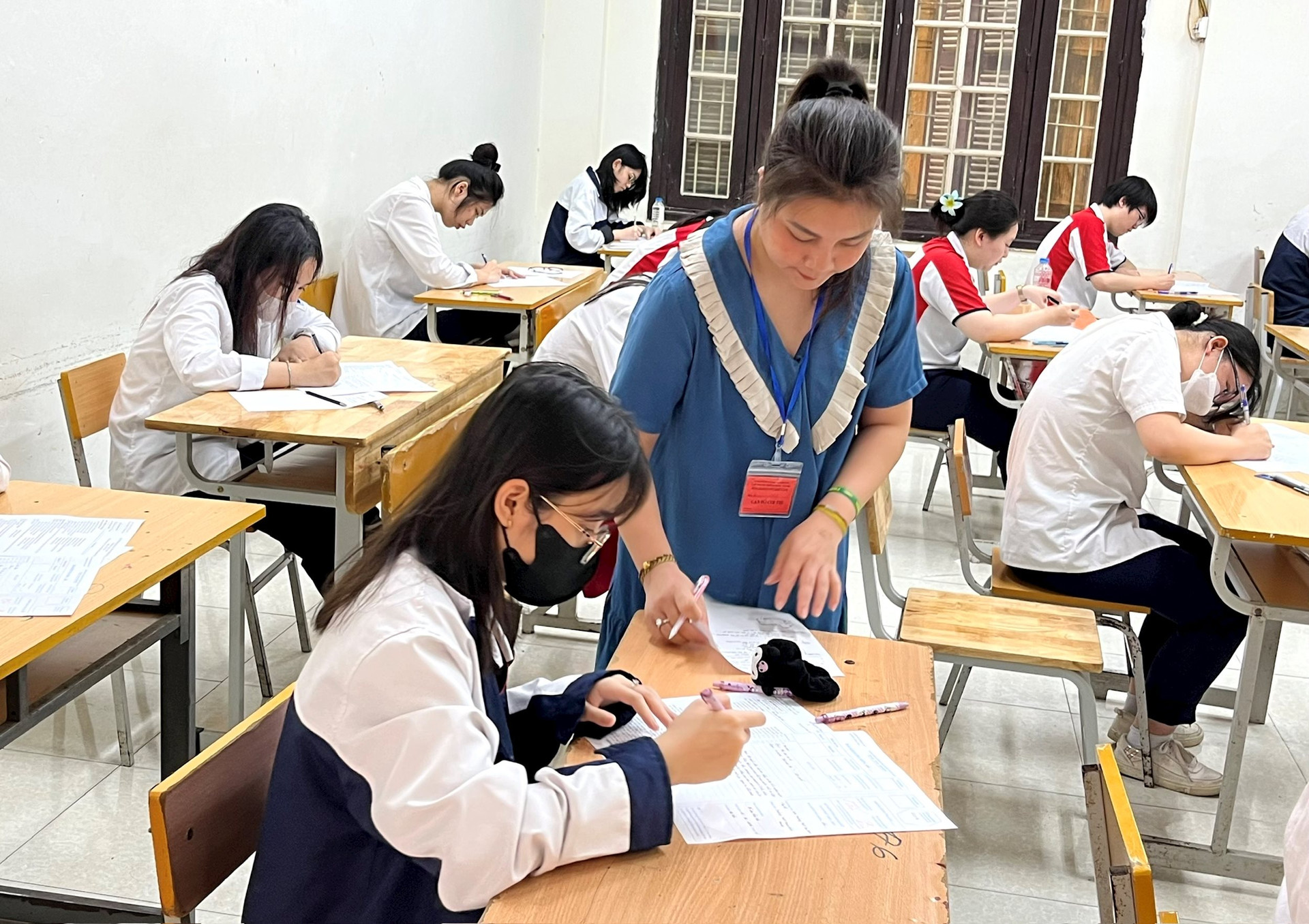 Học sinh Hà Nội làm bài khảo sát chất lượng chuẩn bị cho kỳ thi tốt nghiệp trung học phổ thông năm 2024. (Ảnh: Thống Nhất).
