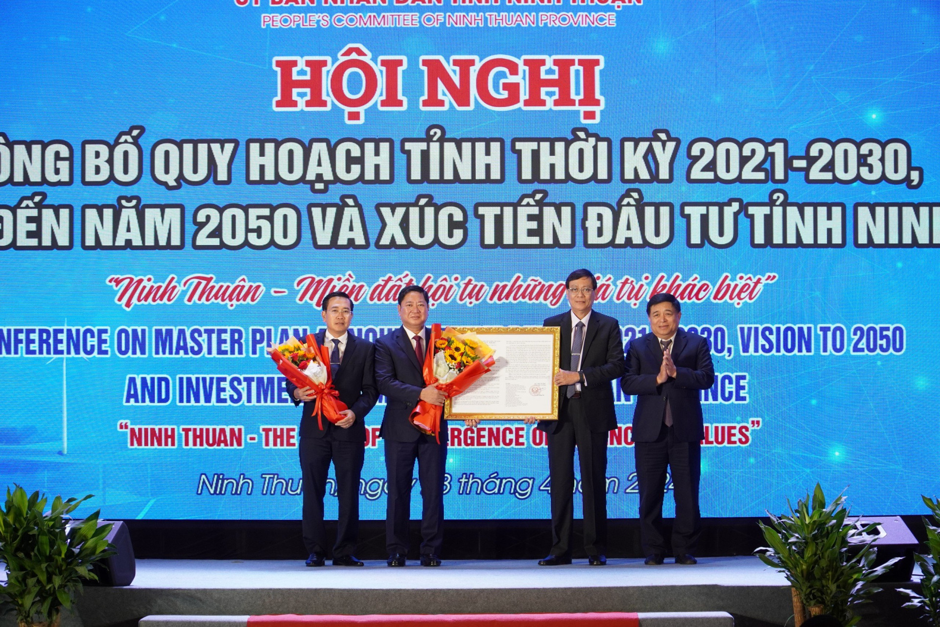 Bộ trưởng Bộ Kế hoạch và Đầu tư Nguyễn Chí Dũng trao quyết định phê duyệt quy hoạch cho lãnh đạo tỉnh Ninh Thuận