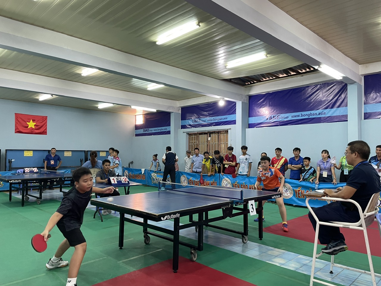 The participants playing table-tennis in Khanh Hoa’s 2023-2024 school year Phu Dong sports festival

