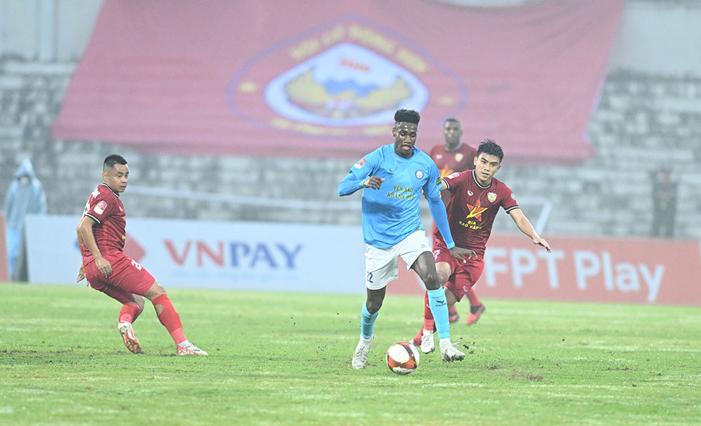 Match between Khanh Hoa FC and Hong Linh Ha Tinh in the first leg of this year’s season (Source: VPF)


