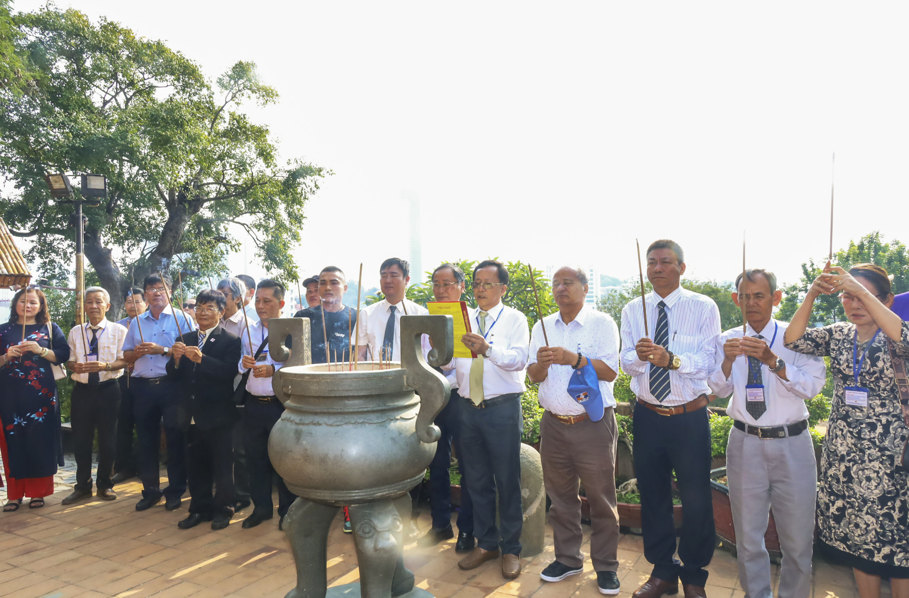 The representatives and members of Khanh Hoa Province’s Aloeswood Association offering incense at Ponagar Temple

