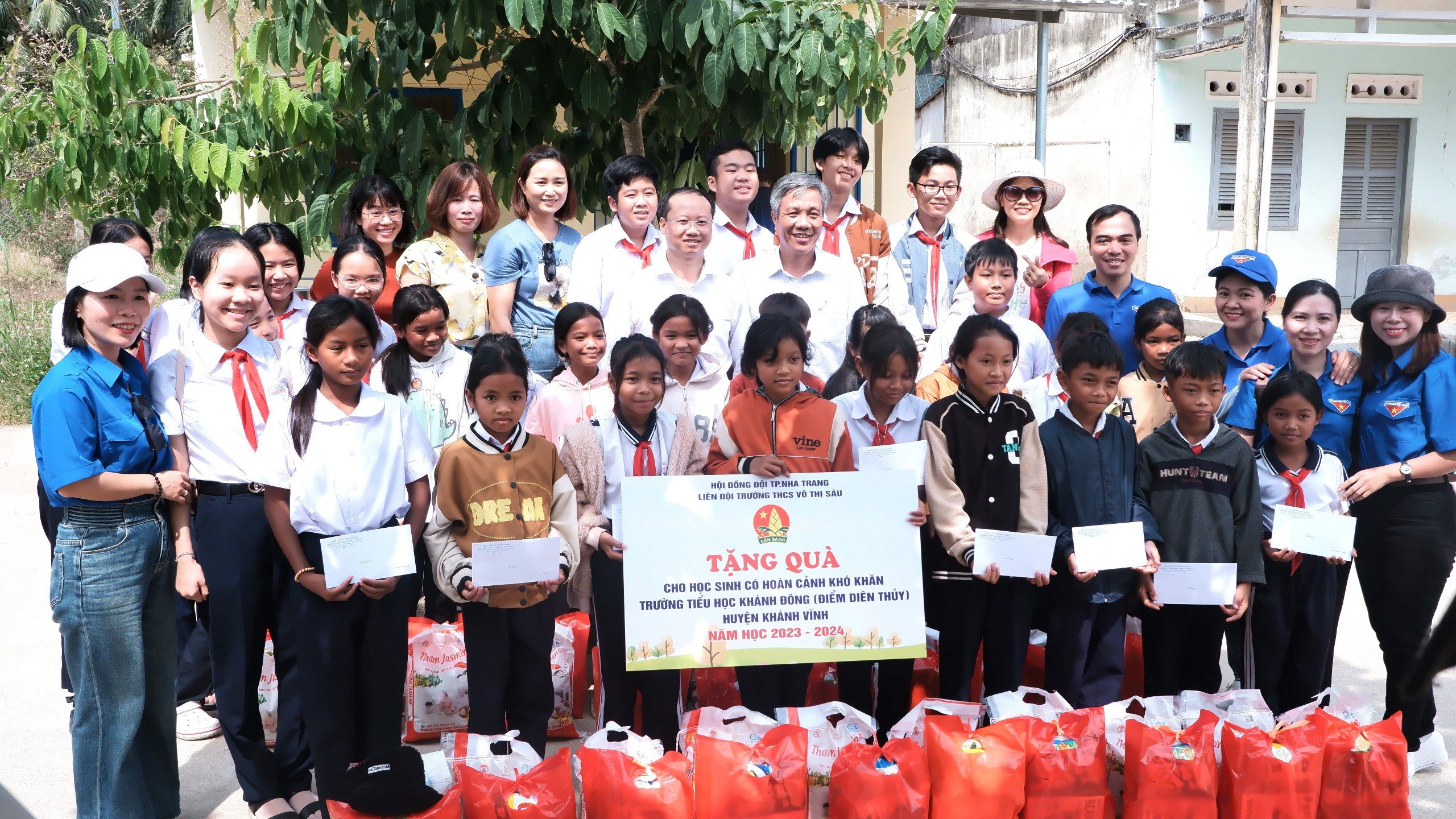 Trường THCS Võ Thị Sáu: Thăm, tặng quà cho học sinh nghèo Trường Tiểu học Khánh Đông