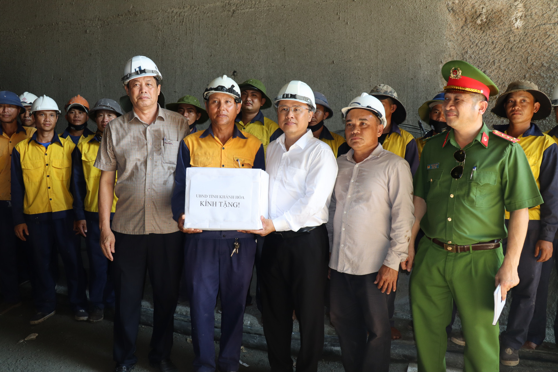 Đồng chí Trần Hòa Nam tặng quà cho công nhân đang thi công khắc phục sự cố tại hầm đường sắt Bãi Gió