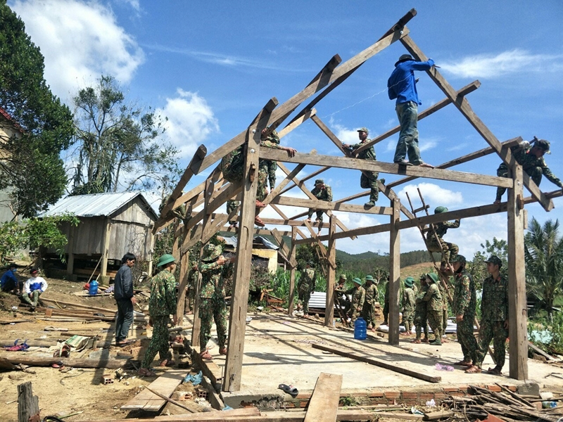  Cán bộ, chiến sĩ Bộ Chỉ huy Quân sự tỉnh Gia Lai giúp Nhân dân huyện Kbang dựng lại nhà sau bão (Ảnh: Công Tiến)

