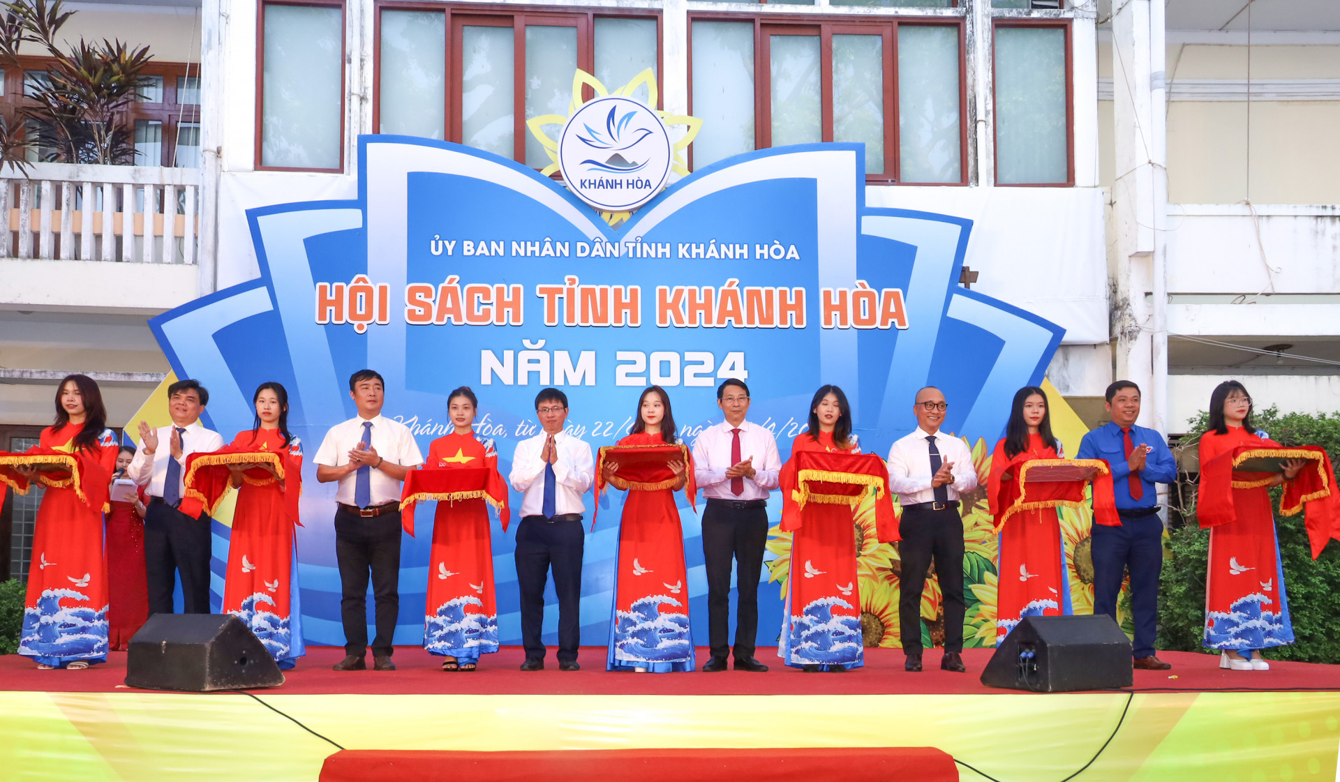 The representatives cutting ribbon to open Khanh Hoa book fair 2024

