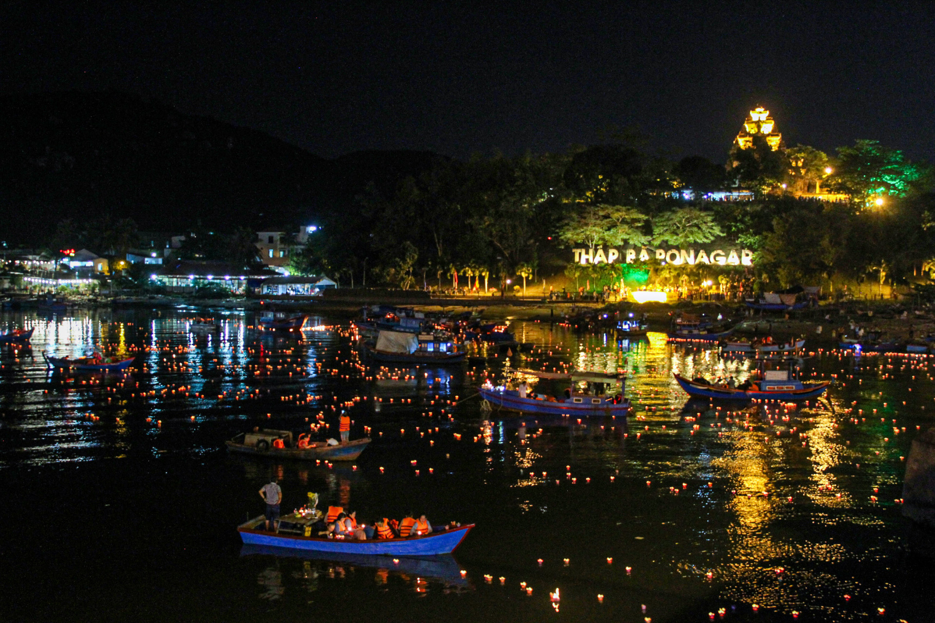 People floating lanterns on Cai River during Ponagar Temple Festival

