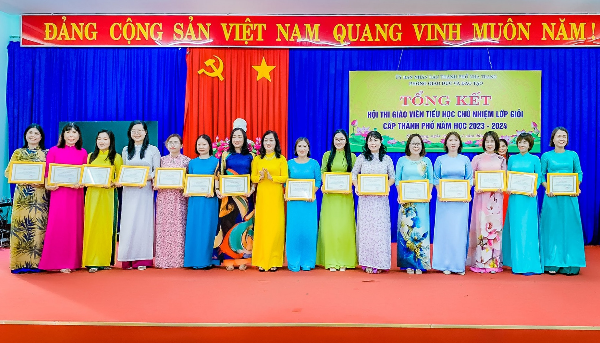 Lãnh đạo Phòng Giáo dục và Đào tạo TP. Nha Trang trao giấy chứng nhận cho các giáo viên đạt danh hiệu giáo viên chủ nhiệm tiểu học giỏi. 