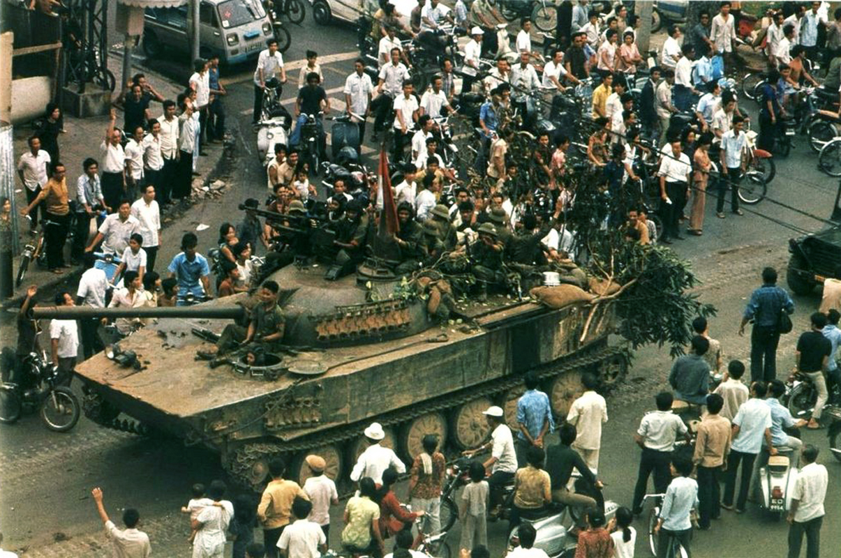 Xe tăng của quân giải phóng tiến vào Sài Gòn ngày 30-4-1975. (Ảnh tư liệu)

