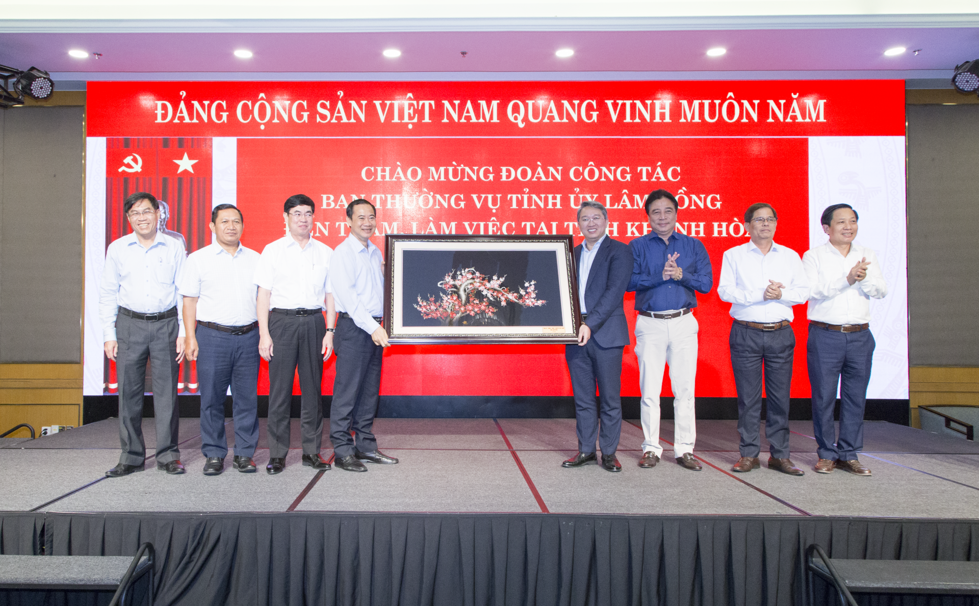 Lãnh đạo tỉnh Lâm Đồng tặng quà lưu niệm cho lãnh đạo tỉnh Khánh Hòa.