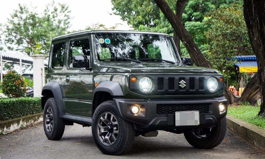 Khác với nhiều sản phẩm đại chứng ra mắt giai đoạn này, Suzuki Jimny được chú ý vì đặc thù xe chơi với ngoại hình ấn tượng và tính năng độc đáo.