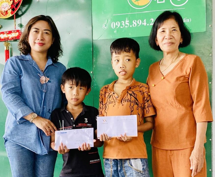 The representative of Khanh Hoa Newspaper giving the donation to Nguyen Duc Duy’s and Nguyen Duy Khang’s family 

