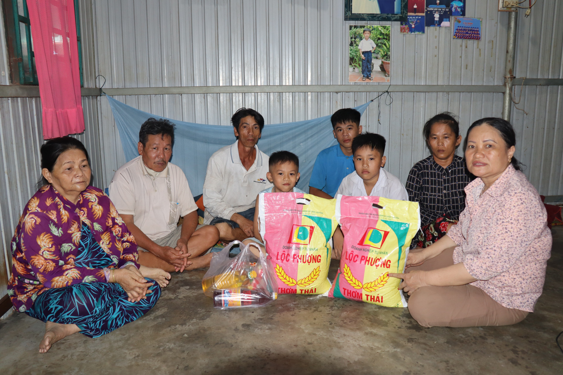 Chị Tám Hoa tặng gạo và nhu yếu phẩm cho gia đình anh Hiền