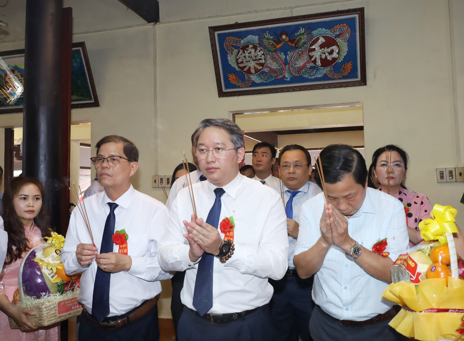 The province’s leaders offer incense to Thien Y Ana Holy Mother

