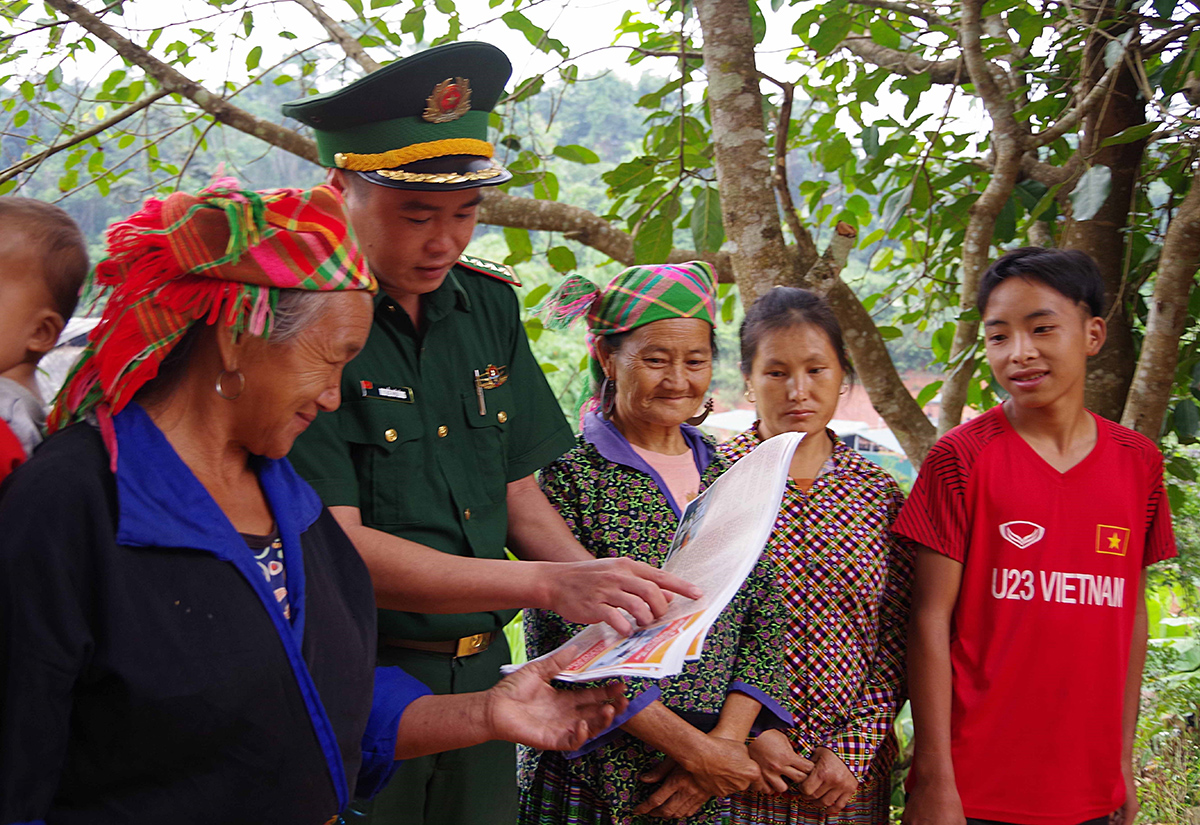 Bộ đội Biên phòng tỉnh Điện Biên tuyên truyền, phổ biến pháp luật cho người dân huyện Nậm Pồ_Ảnh: TTXVN

