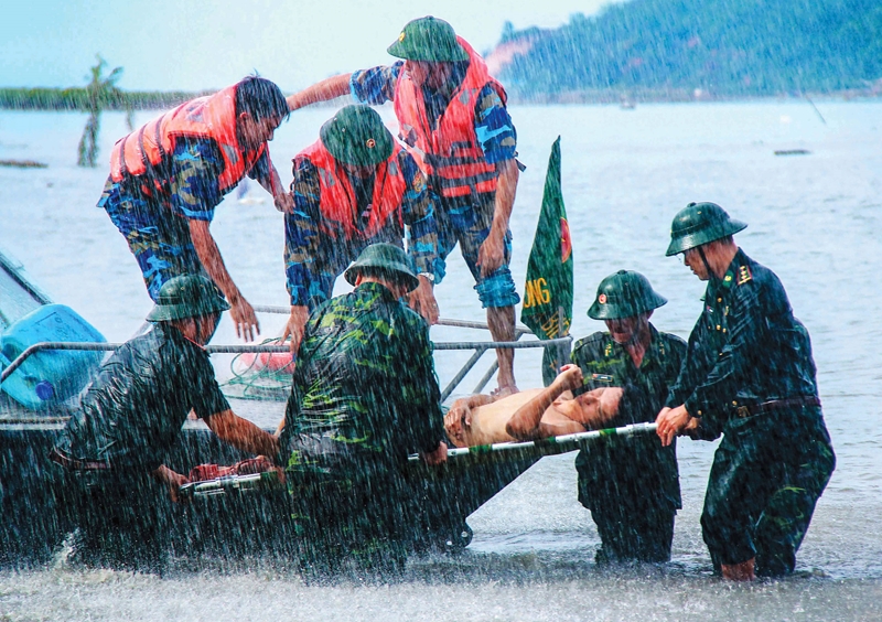  Bộ đội Biên phòng Quân đội Nhân dân Việt Nam tham gia tìm kiếm cứu hộ, cứu nạn ngư dân (Ảnh: Công Tiến) 

