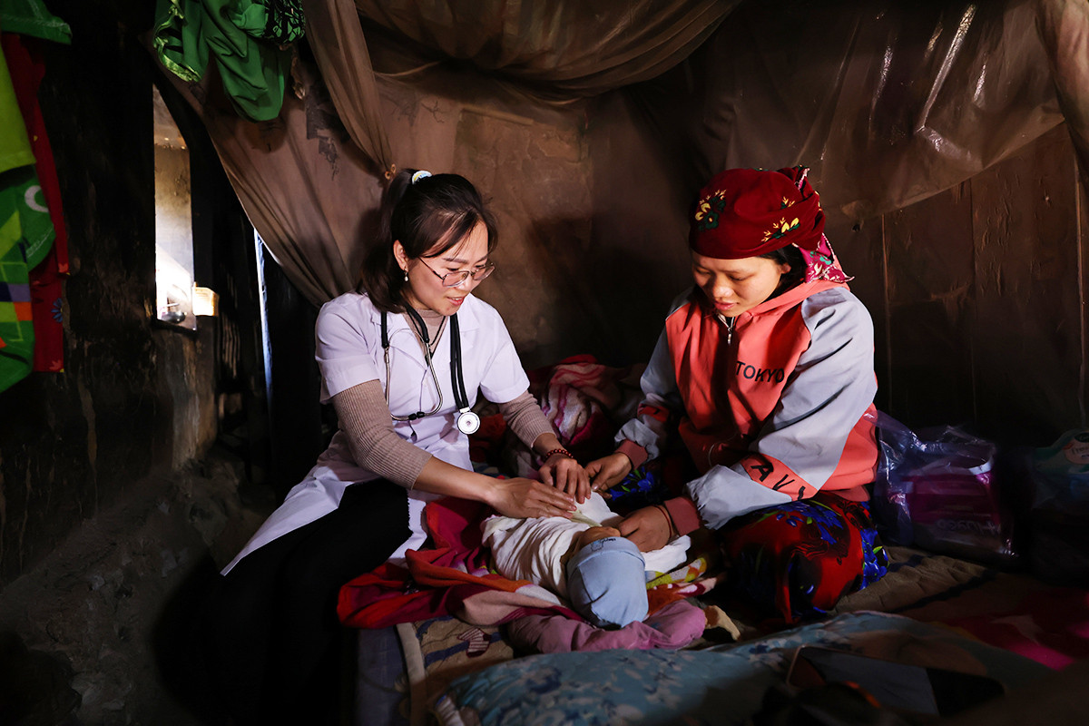 Bác sĩ hướng dẫn chăm sóc trẻ sơ sinh tại nhà cho đồng bào dân tộc ở xã Hố Quáng Phìn, huyện Đồng Văn, tỉnh Hà Giang_Ảnh: TTXVN

