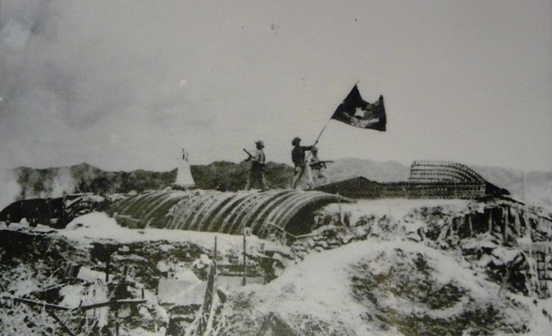 Chiều 7-5-1954, lá cờ Quyết chiến - Quyết thắng của Quân đội nhân dân Việt Nam tung bay trên nóc hầm De Castries. Chiến dịch lịch sử Điện Biên Phủ đã toàn thắng. Ảnh tư liệu TTXVN

