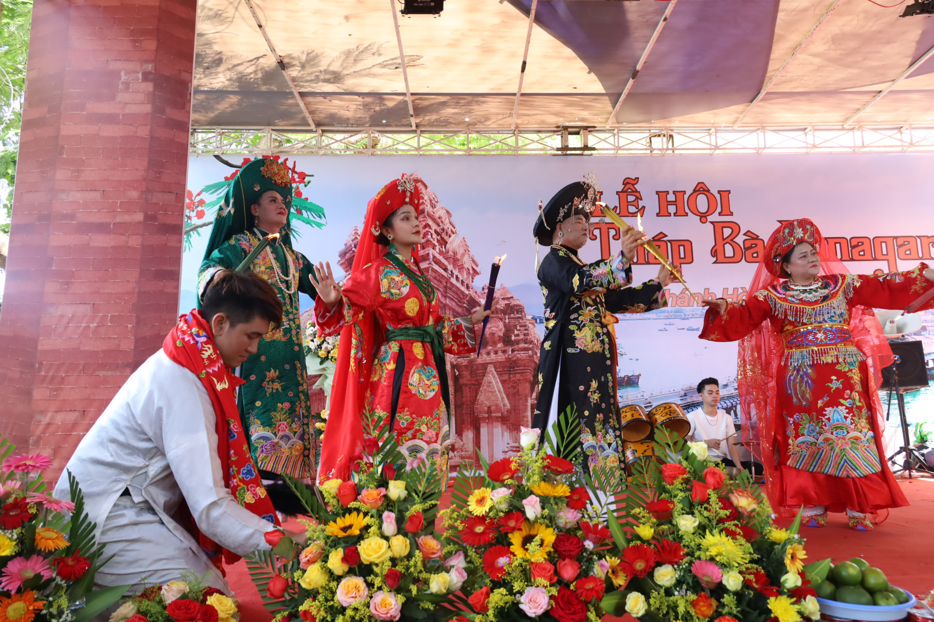 Pilgrims performing ritual singing and dancing at Ponagar Temple Festival

